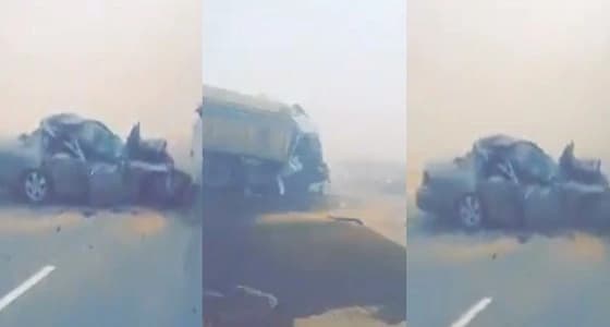 بالفيديو.. العاصفة الترابية تتسبب في حادث بشع بوادي الدواسر