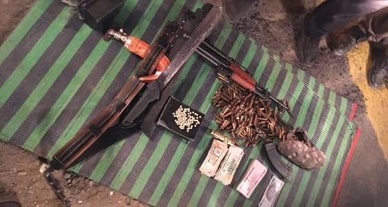 بالصور.. ضبط شخص بحوزته رشاش وأسلحة بيضاء بمحايل