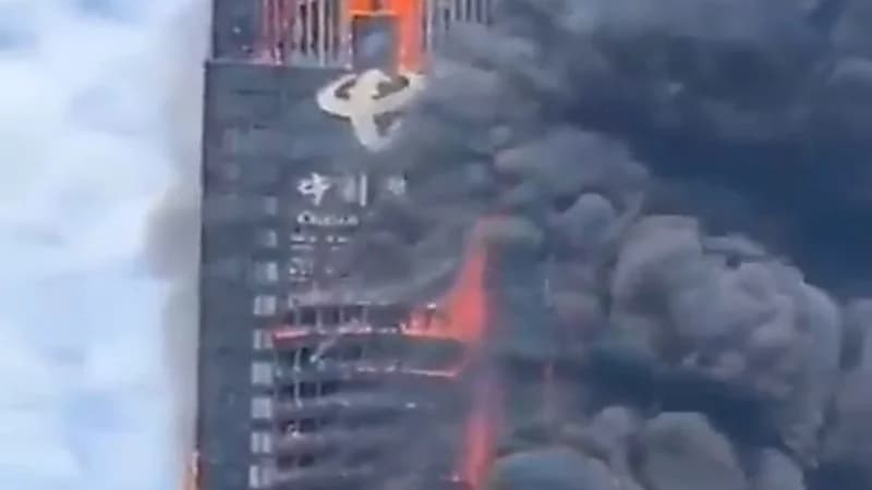 بالفيديو.. حريق ضخم يلتهم ناطحة سحاب