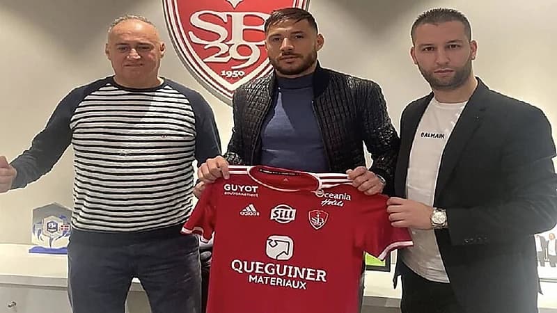 نادي بريست يتعاقد مع الجزائري بلايلي