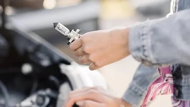 طريقة استبدال المصابيح الأمامية للسيارة عند تعطلها