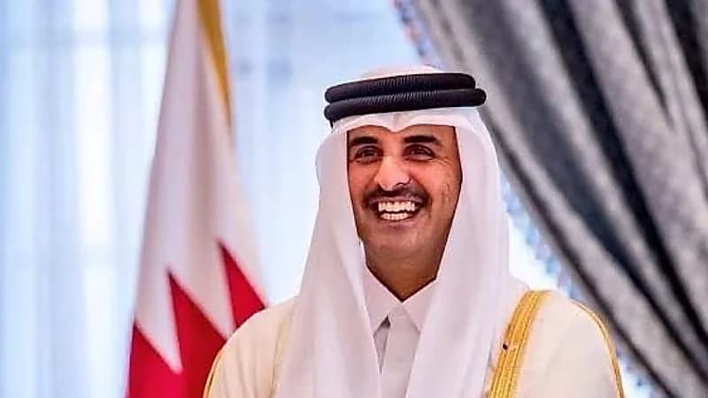 الشيخ تميم يرحب بحفاوة بمعلمه في المرحلة الإبتدائية .. فيديو