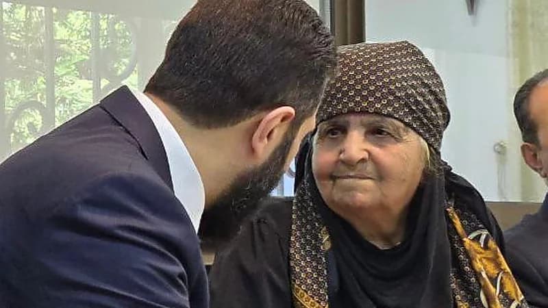 الرئيس السوري أحمد الشرع يزور عمته في درعا في لفتة عائلية مؤثرة .. فيديو