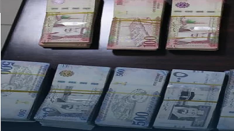 بالصور .. إحباط تهريب 2 مليون ريال مخبأة في ديكور مركبة وأمتعة شخصية