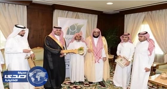 بالصور.. الأمير منصور يشيد بجهود جمعية " البر " الخيرية لمساعدة المحتاجين