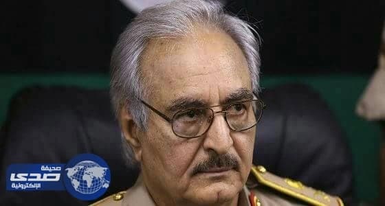 حفتر يناشد رجال الاعمال إيداع أموالهم بالمصارف لتخفيف أزمة السيولة