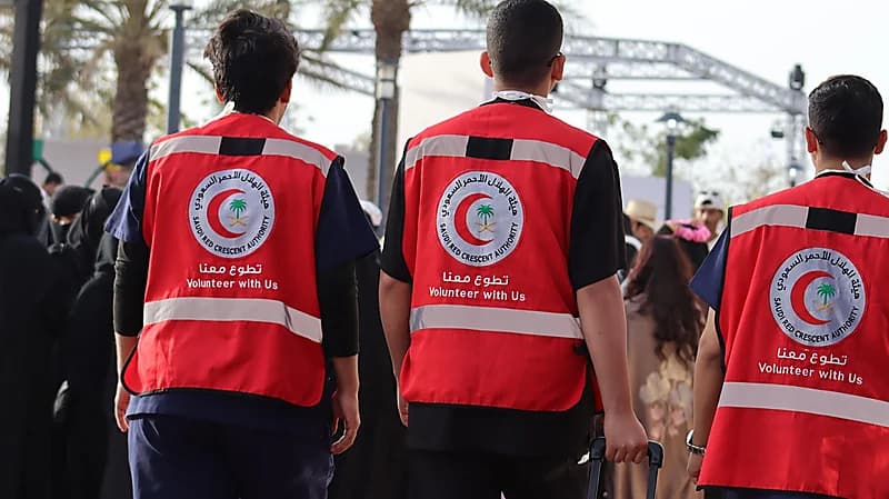 الهلال الأحمر يفعل المسار العاجل وينقذ حياة مواطن بجدة