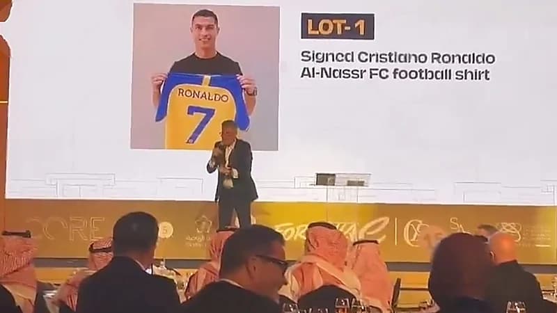 سيدة أعمال سعودية تشتري قميص نجم النصر بـ 125 ألف دولار .. فيديو