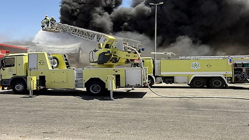 إخماد حريق في مستودع بحي السليمانية بحفر الباطن.. فيديو