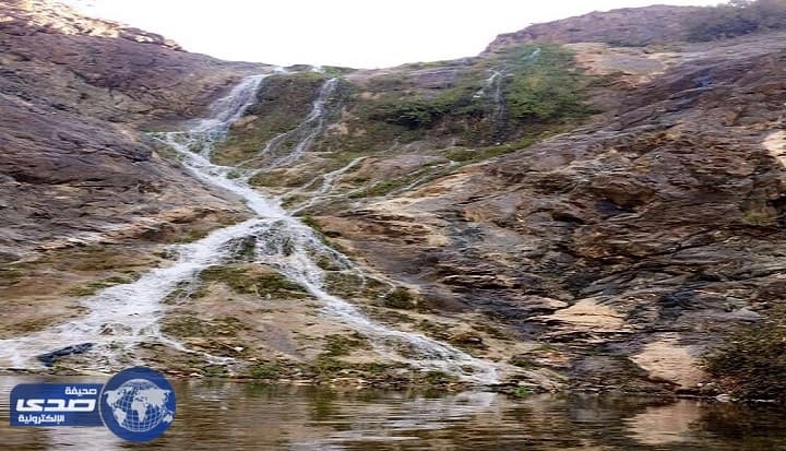 بالفيديو .. مرتفعات بني مالك " الحجاز " تتغنى بشلالات الأمطار