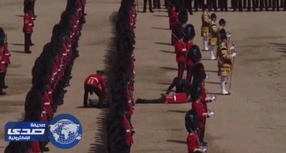 بالفيديو.. سقوط 5 من حراس الملكة إليزابيث في عيد ميلادها