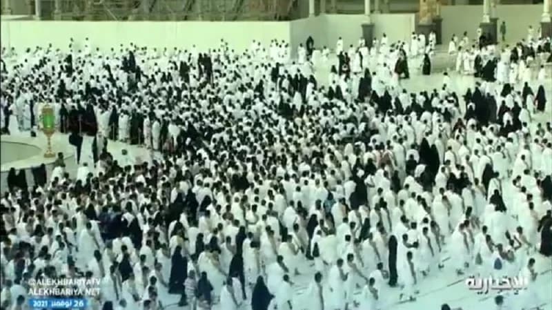 بالفيديو.. عودة الطواف مرة أخرى لغير المعتمرين في الحرم المكي