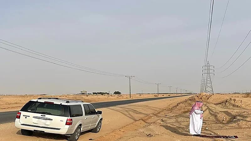 مهندس يقترح إبعاد أعمدة الكهرباء من حافات الطرق