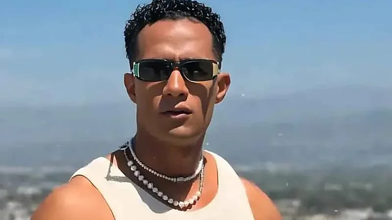 محمد رمضان يشوّق جمهوره بصورة رومانسية من كواليس فيلمه الجديد أسد