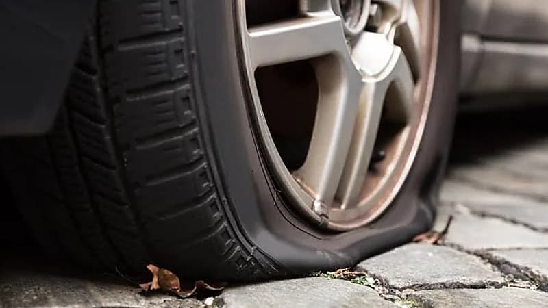 التصرف الصحيح حال حدوث ثقب في إطار السيارة