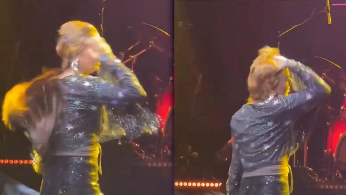 مغنية شهيرة تخلع شعرها المستعار على خشبة المسرح وسط دهشة الجمهور.. فيديو