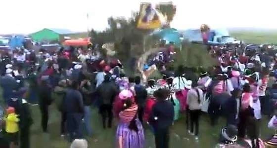 بالفيديو.. جذع شجرة يسحق رجل في كرنفال هندي