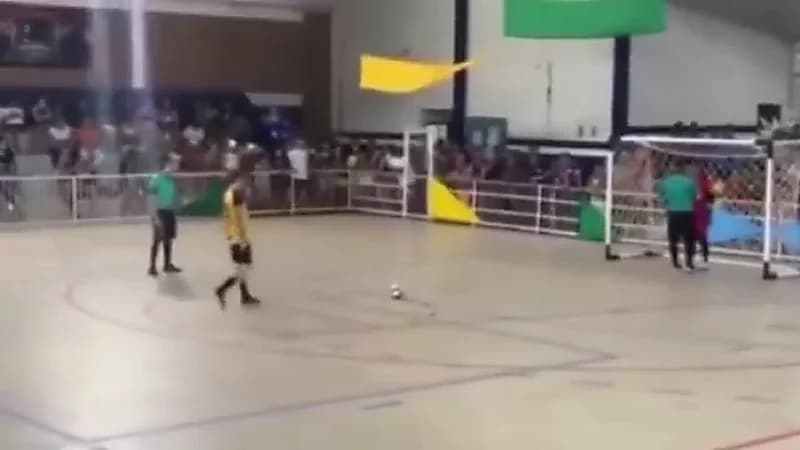 وفاة مأساوية لحارس مرمى بعد تصديه ركلة جزاء بصدره..  فيديو