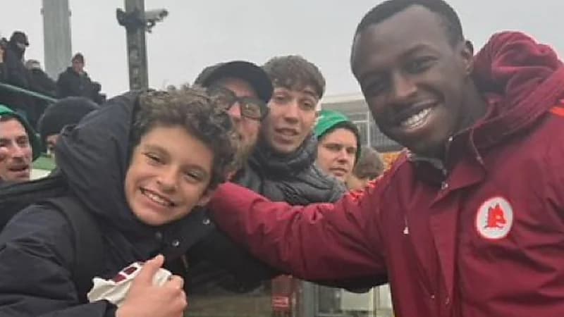 سعود عبدالحميد يُلبي طلب مشجع صغير .. صور