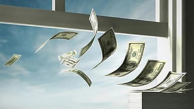 فلسطيني ينثر آلاف الدولارات من نافذة فندق بتركيا