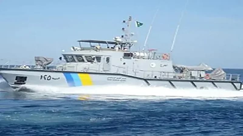 حرس الحدود ينقذ مواطنين تعطلت واسطتهما البحرية في عرض البحر