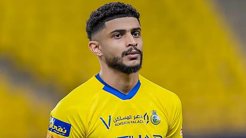 العمري يثير الجدل بتصرفه بعد فشل انتقاله إلى الاتحاد