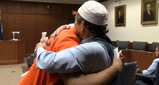 بالفيديو.. آية قرآنية دفعت رجلا للعفو عن قاتل ابنه