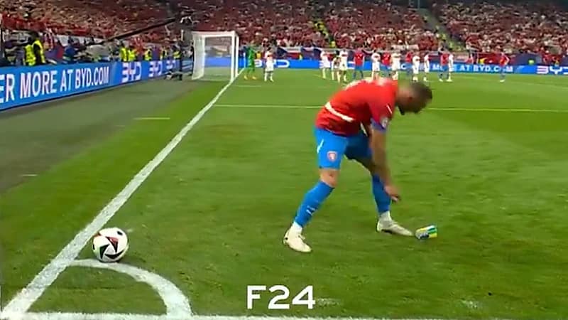 جماهير تركيا ترمي لاعب التشيك .. فيديو