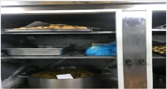 بالصور.. أمانة عسير تغلق مصنع حلويات مخالف