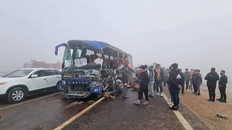 بالفيديو.. قتلى وجرحى في انقلاب حافلة تقل مشجعين بالبصرة