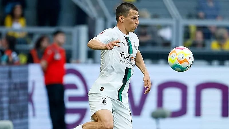 بروسيا يعلن إصابة مدافعه لاينز بمرض خطير