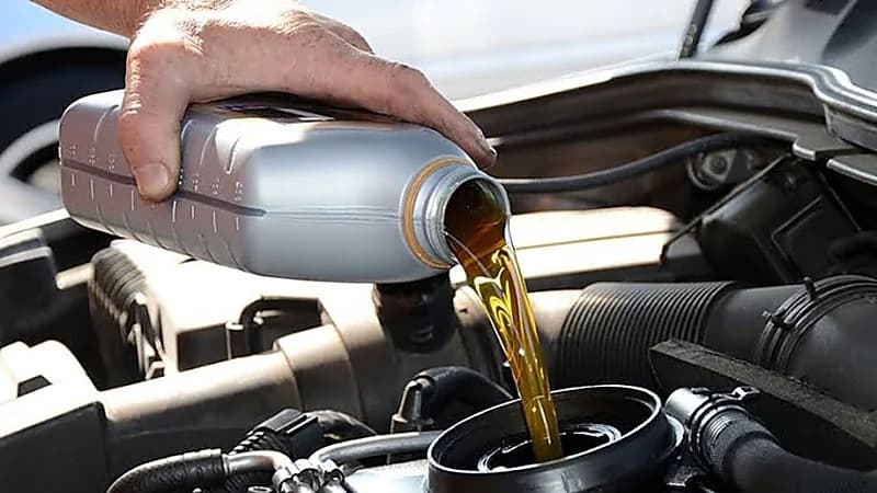 أسباب انخفاض ضغط الزيت في محرك السيارة