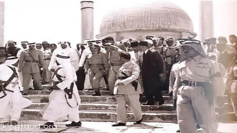 صورة نادرة للملك سعود خلال زيارته للقدس الشريف في شهر رمضان