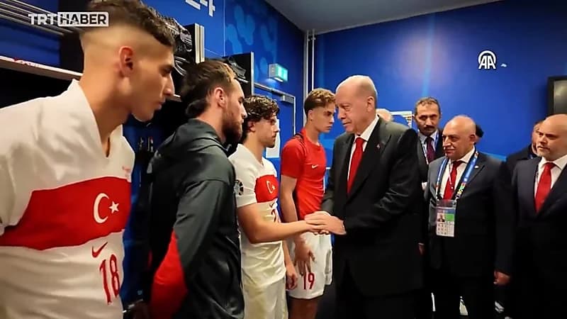 أردوغان يواسي لاعبي تركيا في غرفة الملابس بعد الهزيمة من هولندا .. فيديو