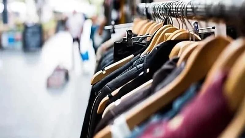 السجن لعامل هتك عرض فتاة أثناء شراءها لملابس