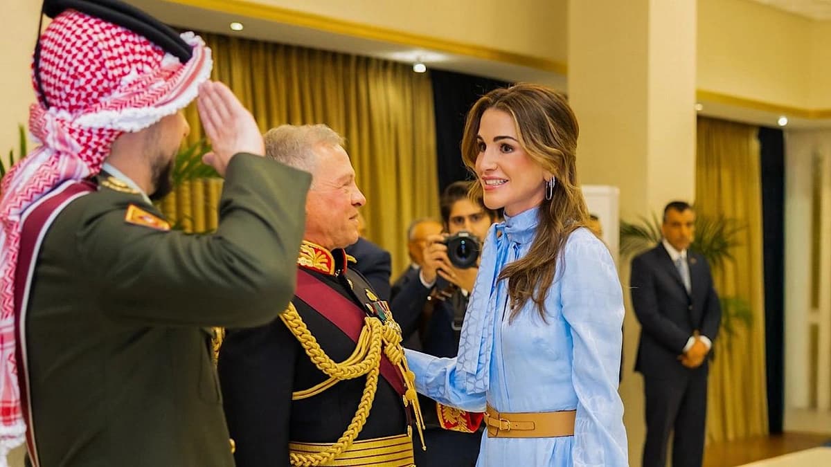 الملكة رانيا تخطف الأنظار بإطلالة سماوية أنيقة خلال افتتاح مجلس الأمة.. صور