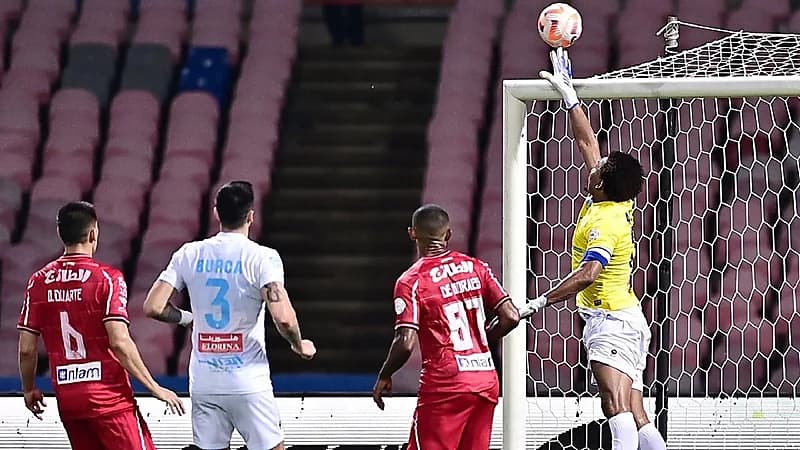 مهاجم الأخدود يصبح حارس للفريق .. فيديو