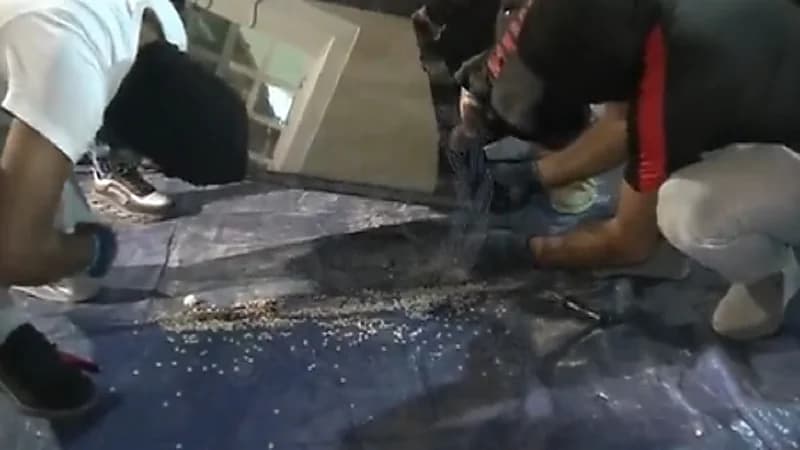 بالفيديو.. إحباط تهريب مليون و800 قرص كبتاجون في لوائح زجاجية