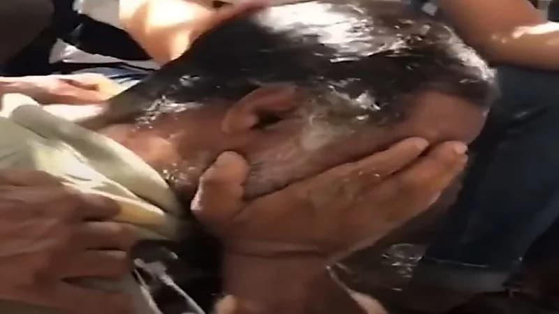 شاهد.. رجل يجهش بالبكاء أمام أحد المصارف