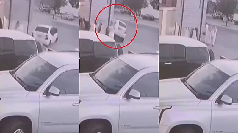 شاهد..مفحط يصدم مصلين إثر خروجهم من المسجد