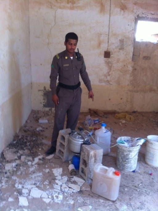 بالصور..مداهمة مصنع خمور في منزل مهجور بقرية "العليا"