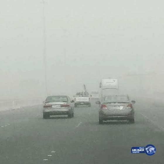 شاهد.. مواطن متقاعد يقوم بزيارة مفاجئة لزملائه السابقين متخفياً بـ "زي كاجوال"