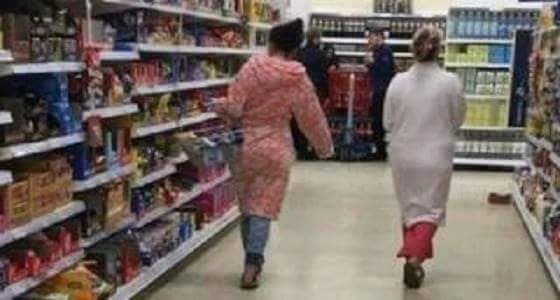 بالصورة..جدل حول تجول شابتين في الشارع بـ"البيجامة"