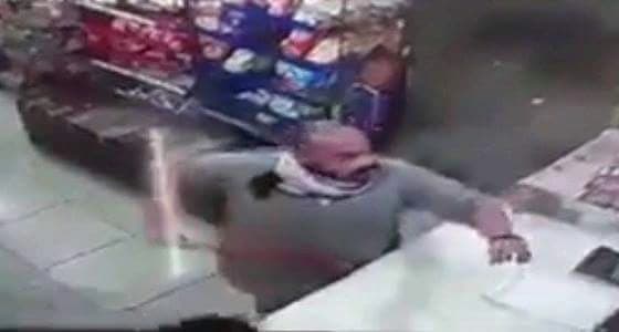 بالفيديو..  سطو لصان على بقالة والاعتداء على البائع في حي النسيم بالرياض