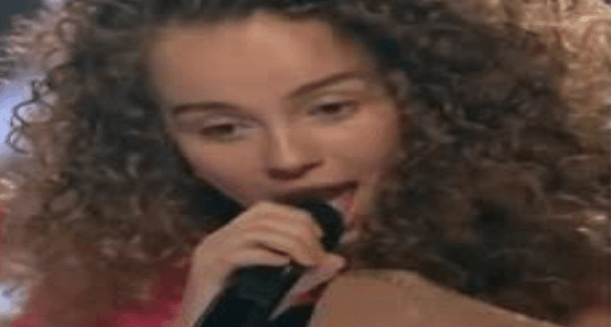 بالفيديو..فتاة حسناء تتغزل بأحد حكام برنامج اكتشاف مواهب