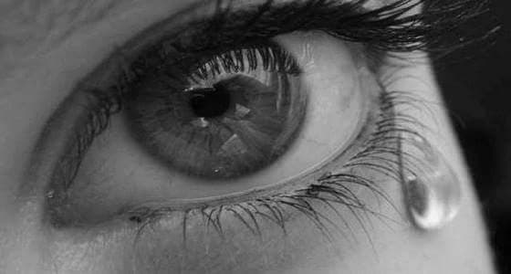 بالفيديو: مذيعة مصرية تبكي بشدة على الهواء بسبب ابنتها