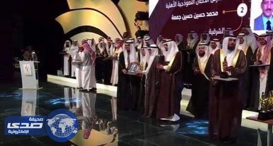 بالفيديو.. العيسى يسلم المعلمين والمعلمات المتميزين 27 سيارة BMW