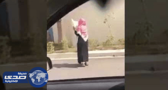 بالفيديو..مسن مستغرق في قراءة القرآن واقفا تحت ضوء الشمس يثير الاعجاب