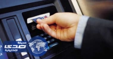 عامل يعلق داخل ماكينة صراف آلي