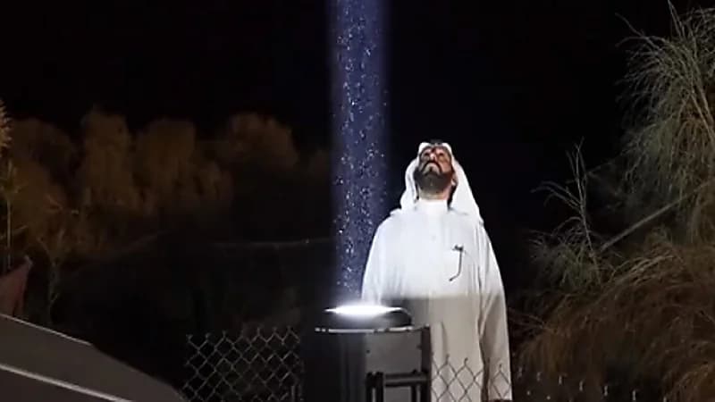 بالفيديو.. إنارة موارد المياه في صحراء النفود بالليزر لإرشاد التائهين